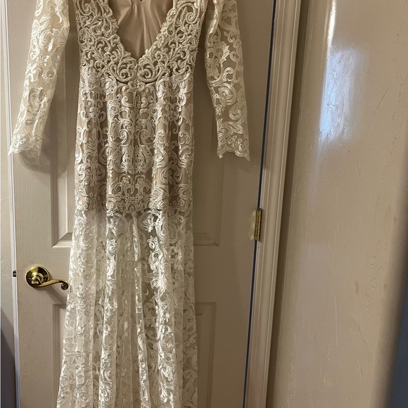 Elegant & exquisite lace mermaid dress with plunging
v neckline & faux pearls. - Picture 11 of 15